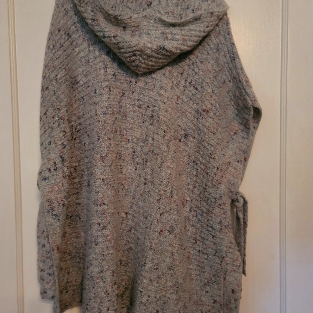 Size M poncho hoodie. Open on sides with ties. So cute with skinny jeans.